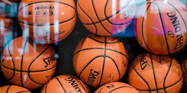 利物浦主教练克洛普在新闻发布会上神情严肃